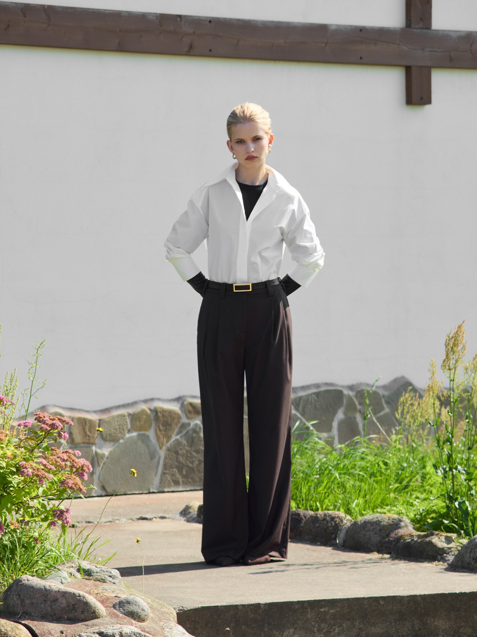 Rozkloszowane spodnie garniturowe z zakładkami w talii