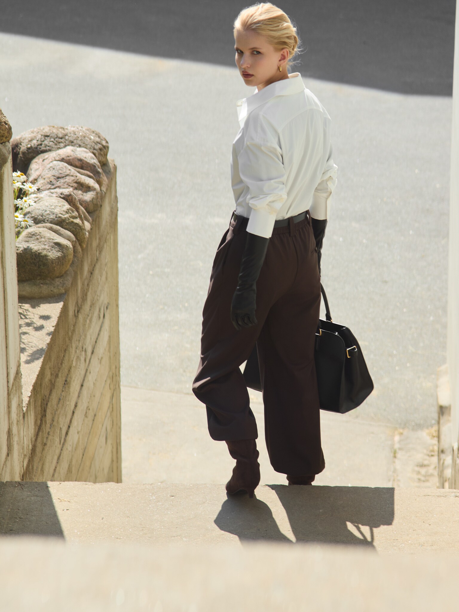 Rozkloszowane spodnie garniturowe z zakładkami w talii