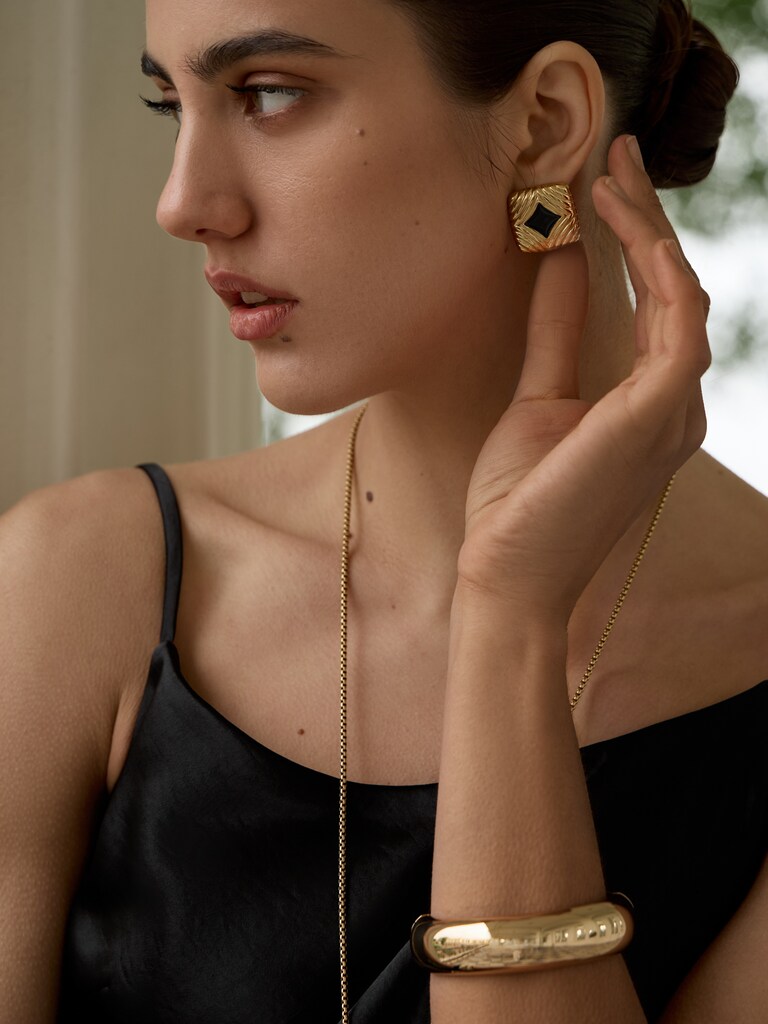 Square stud earrings with contrasting centre