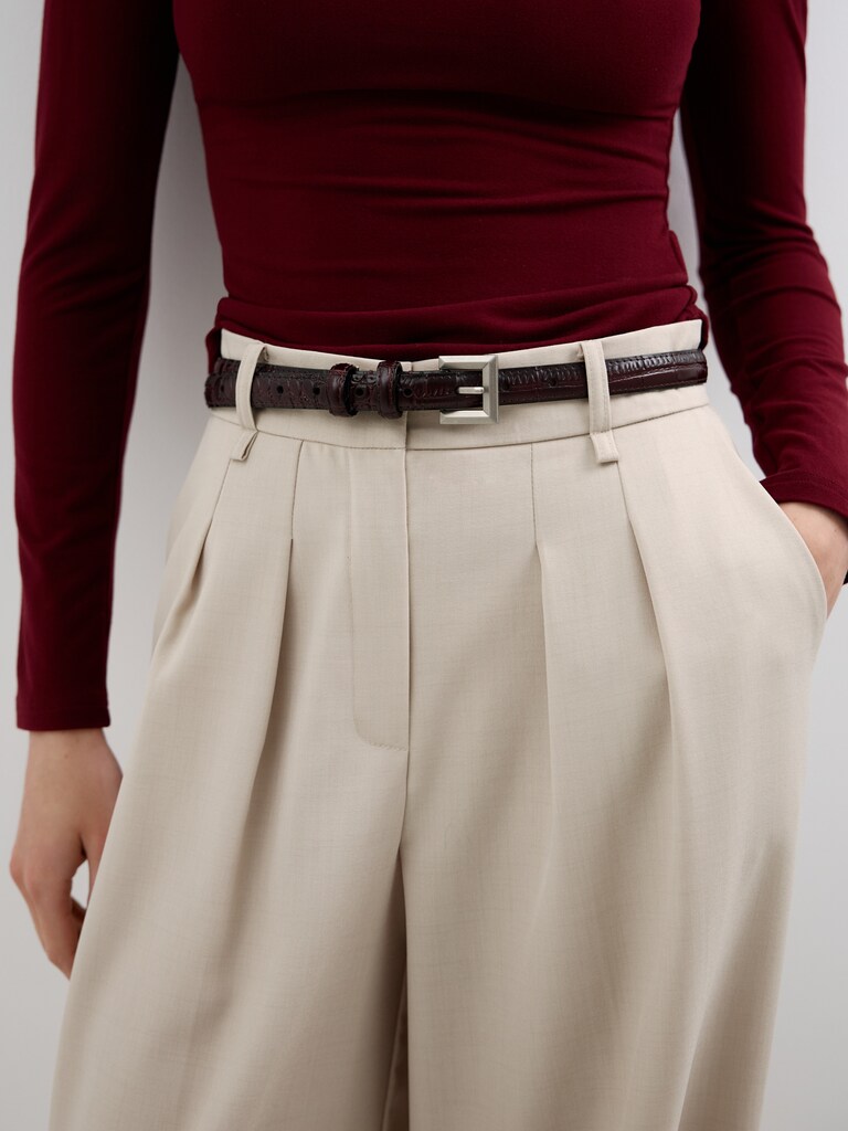 حزام رفيع من الجلد المزخرف مع مشبك مربع