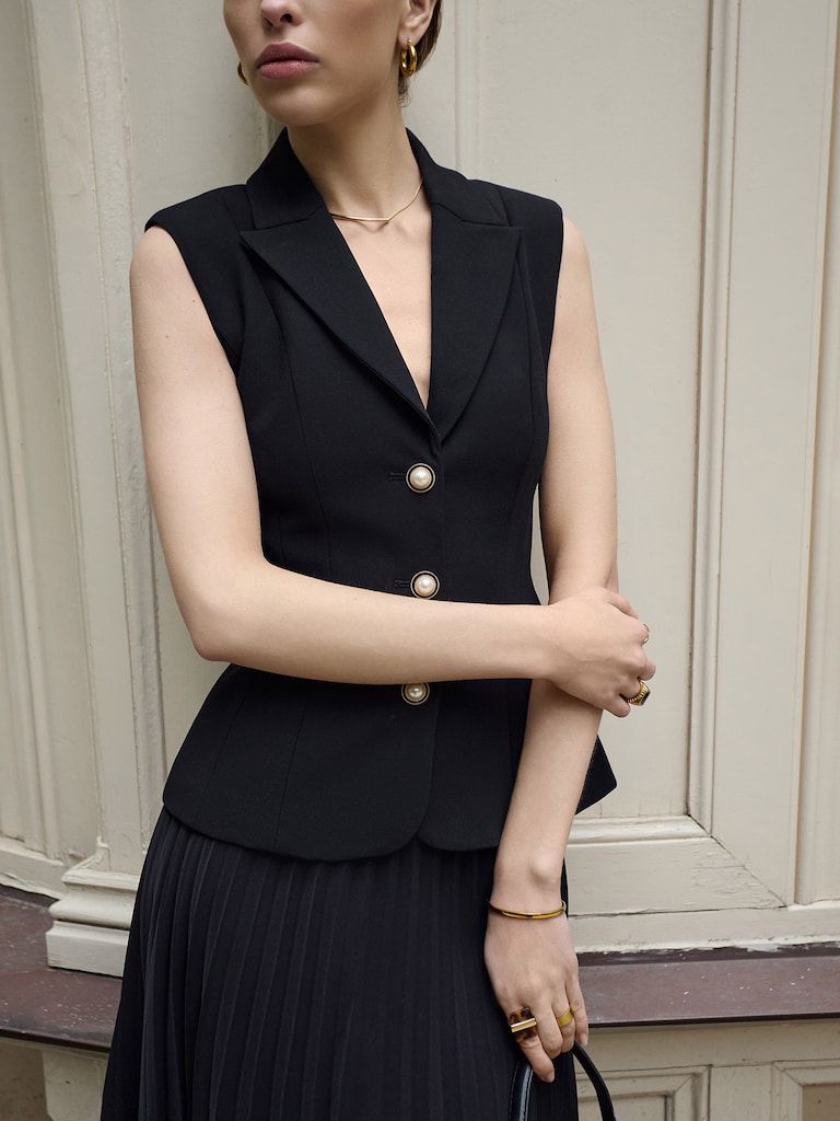 Приталенный жилет с акцентными пуговицами