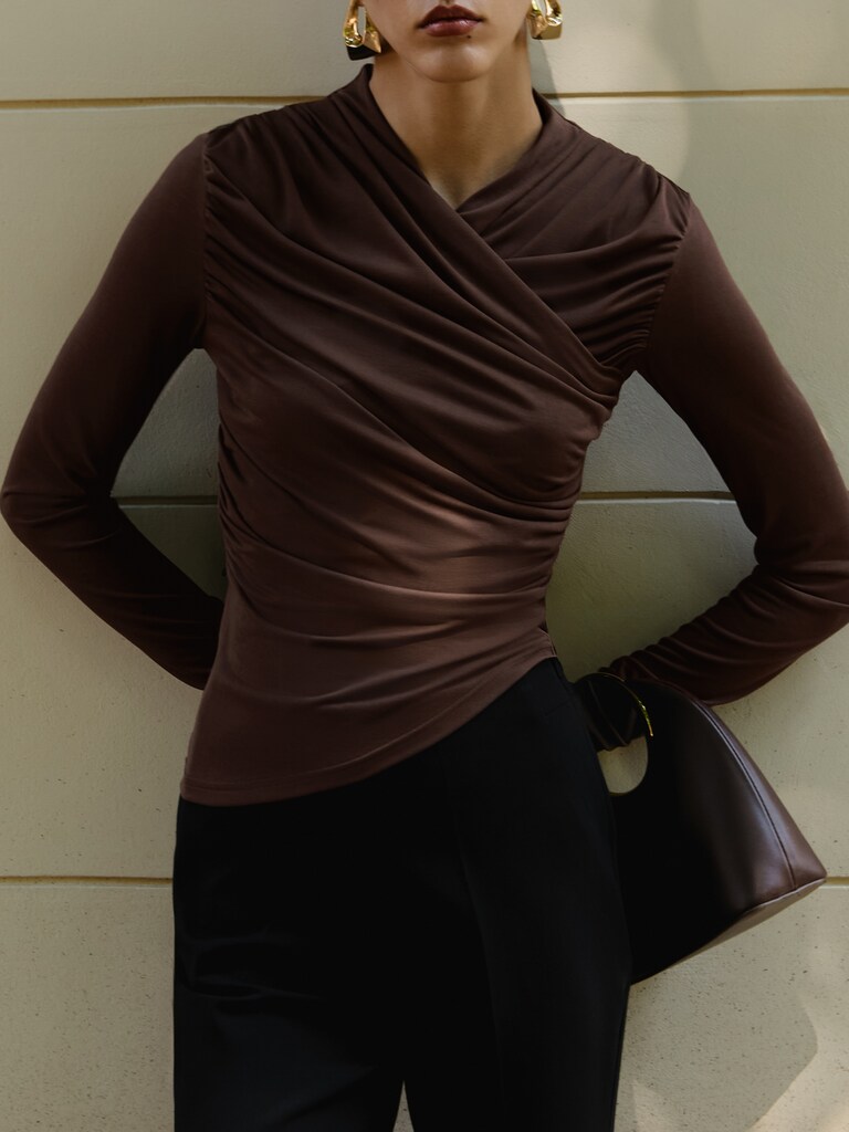 Трикотажный лонгслив с драпировками на плечах