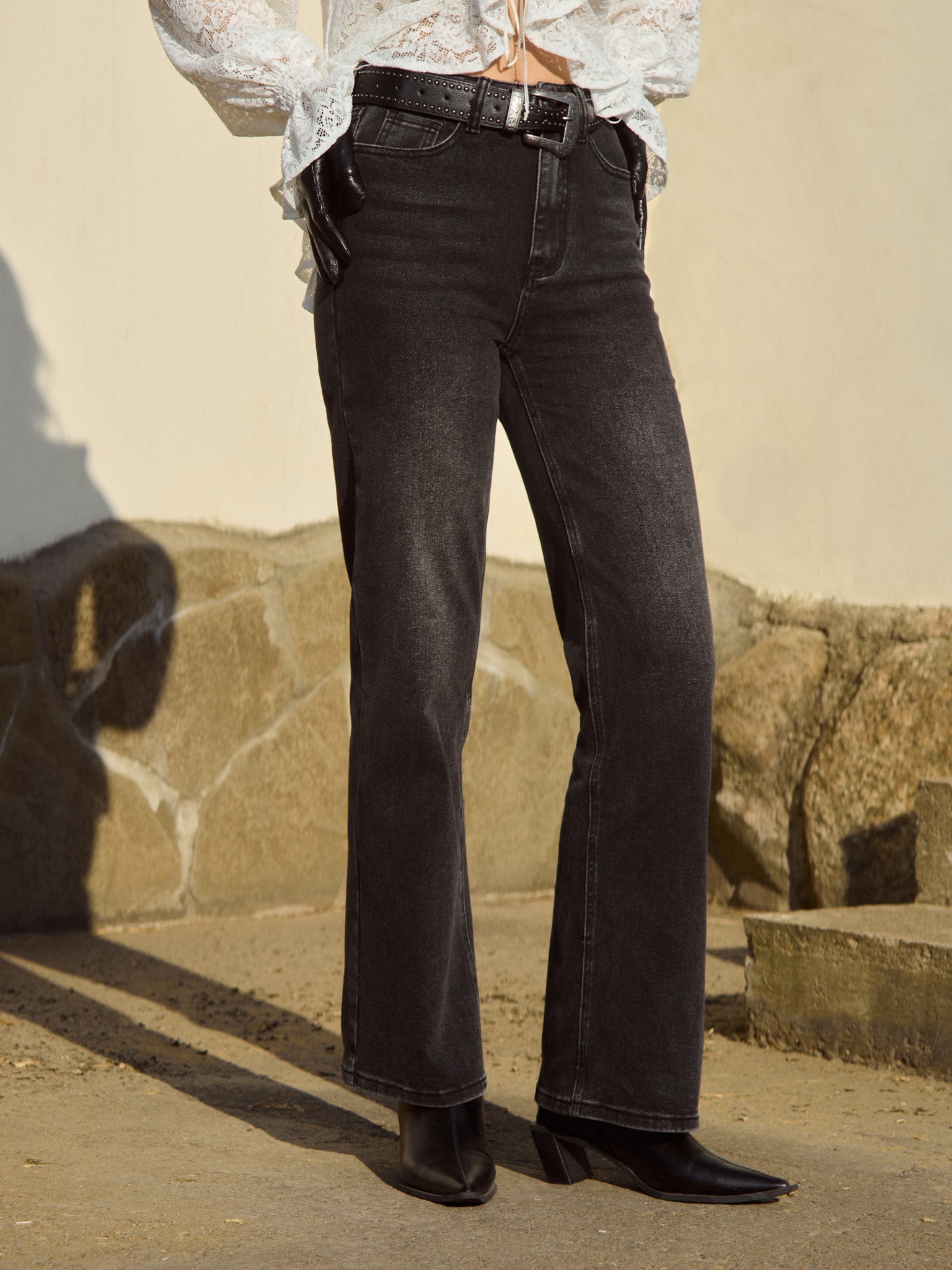 Gerade Jeans mit Abnutzungen