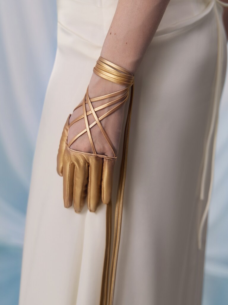 Короткие перчатки из экокожи со шнуровкой