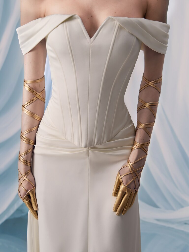 Короткие перчатки из экокожи со шнуровкой