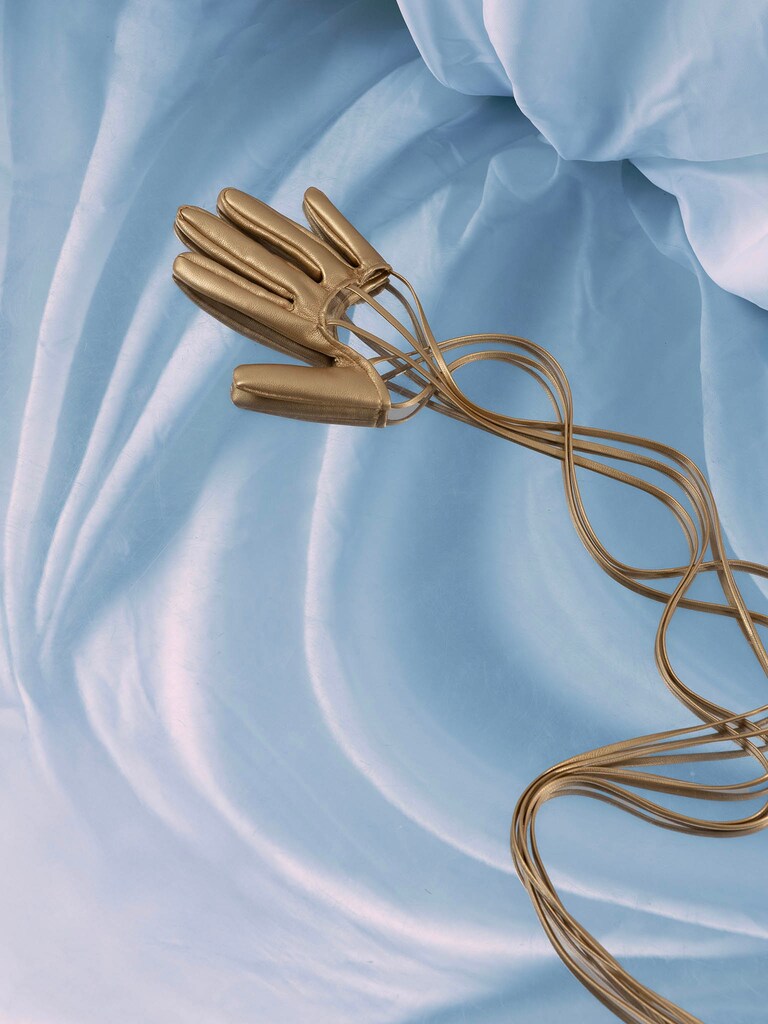 Короткие перчатки из экокожи со шнуровкой