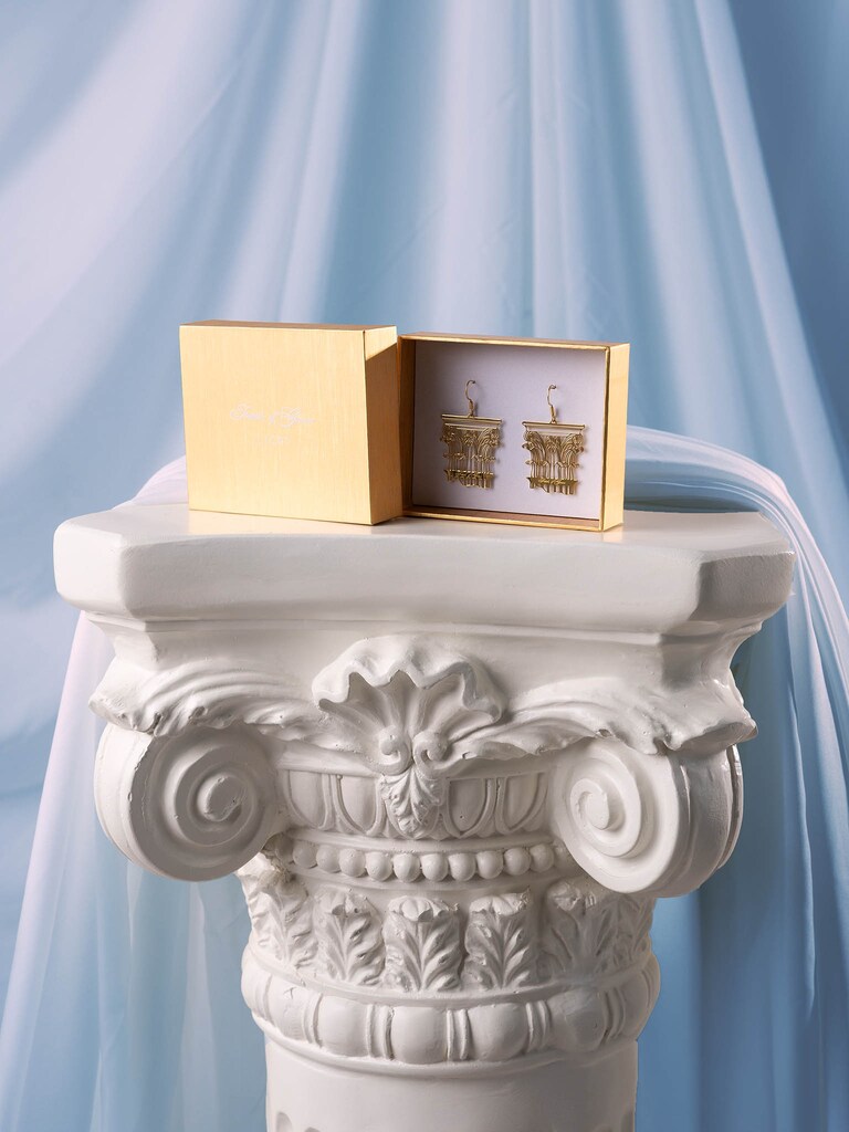 Золотистые серьги-пусеты с античным декором