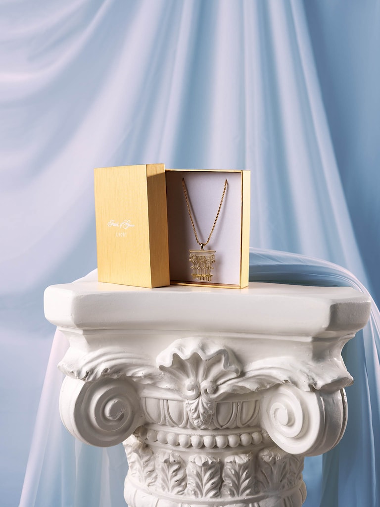 Золотистое колье с античной подвеской