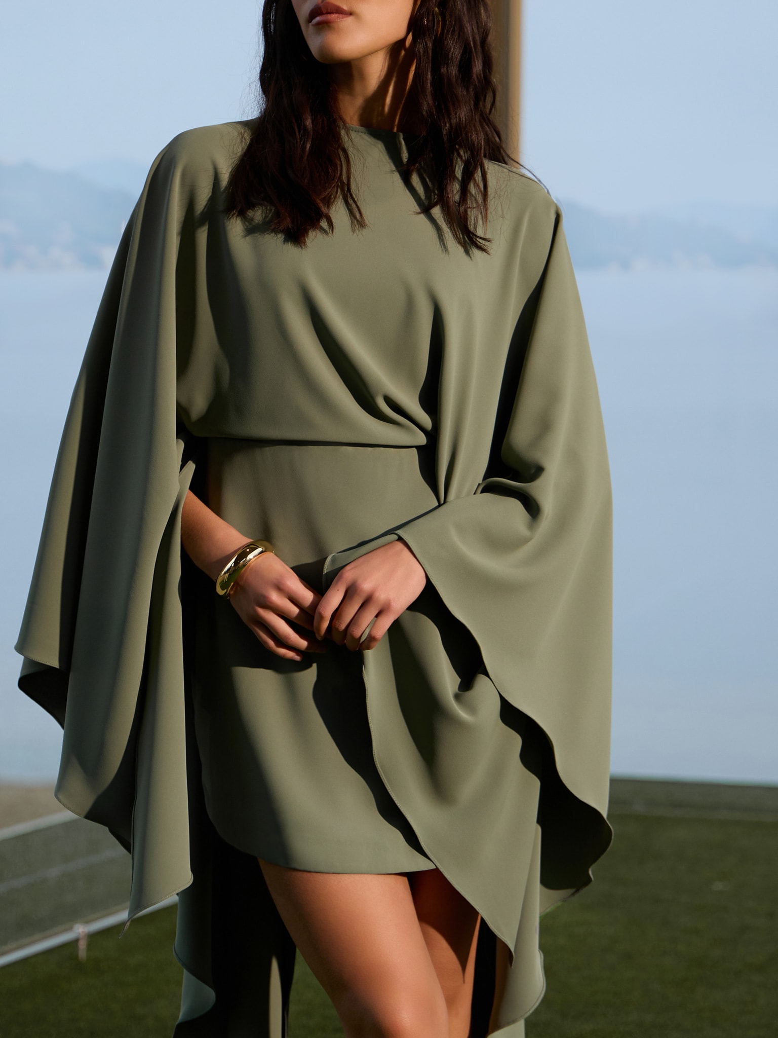 Платье мини со струящимся кейпом