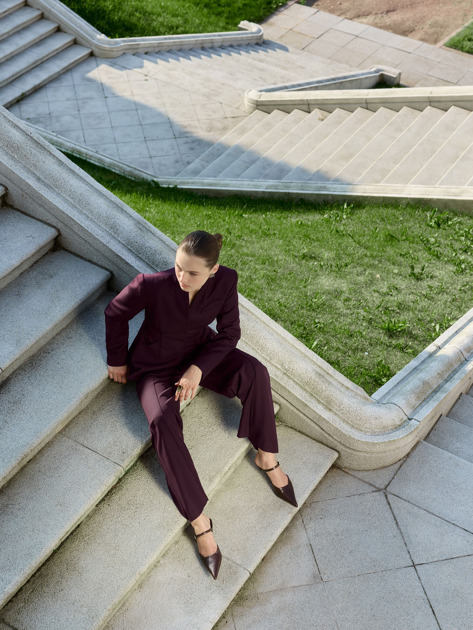 Брюки свободного кроя со стрелками