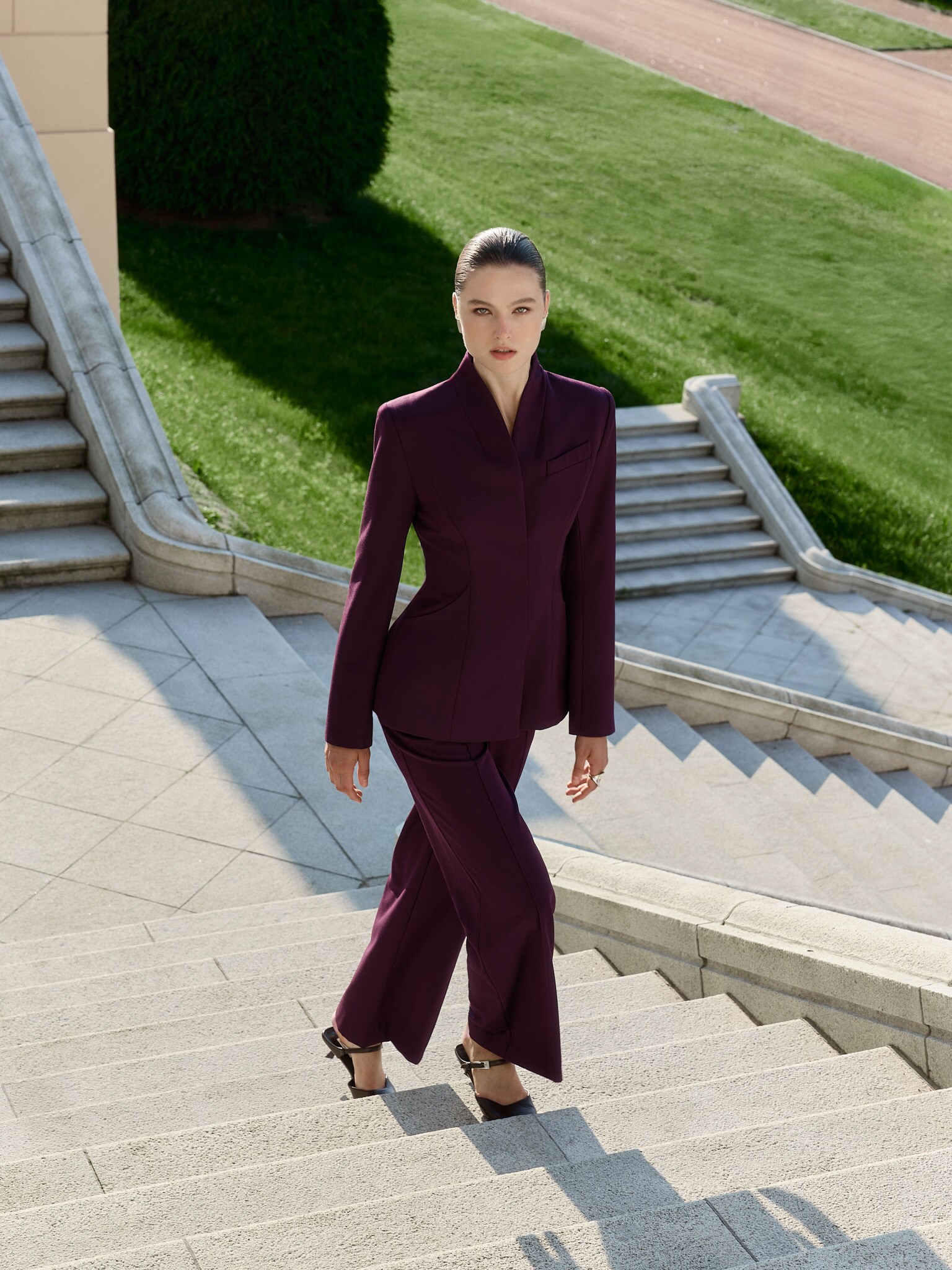 Брюки свободного кроя со стрелками