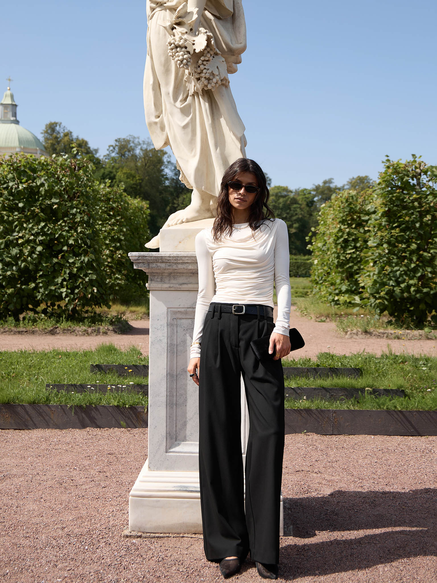 Rozkloszowane spodnie garniturowe z zakładkami w talii