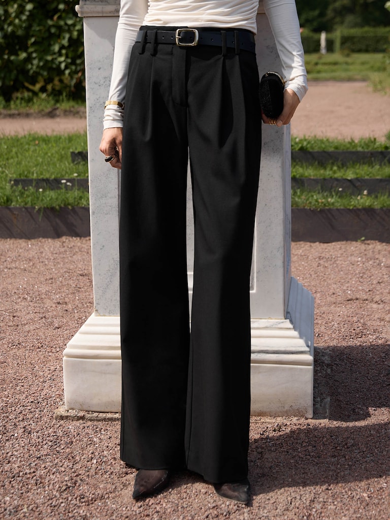 Расклешенные костюмные брюки с защипами на талии