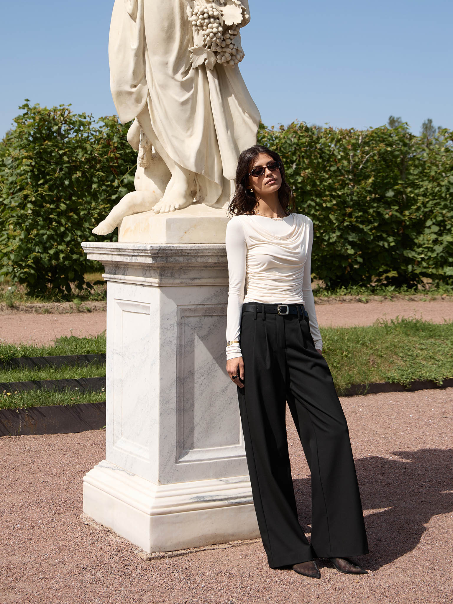 Rozkloszowane spodnie garniturowe z zakładkami w talii