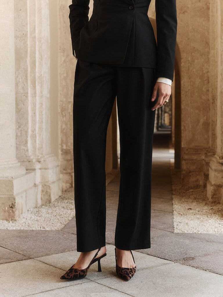 Loose trousers with waist pleats