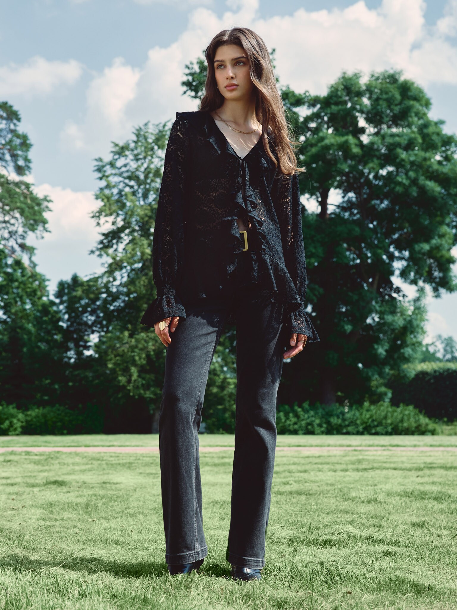 بلوزة مخرمة مع كشكشة ضخمة على الياقة