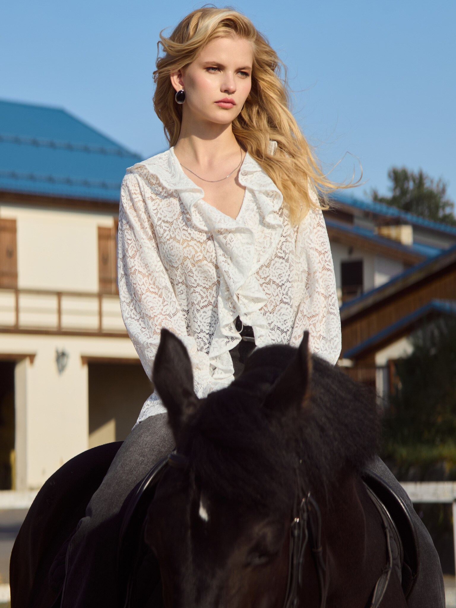 بلوزة مخرمة مع كشكشة ضخمة على الياقة