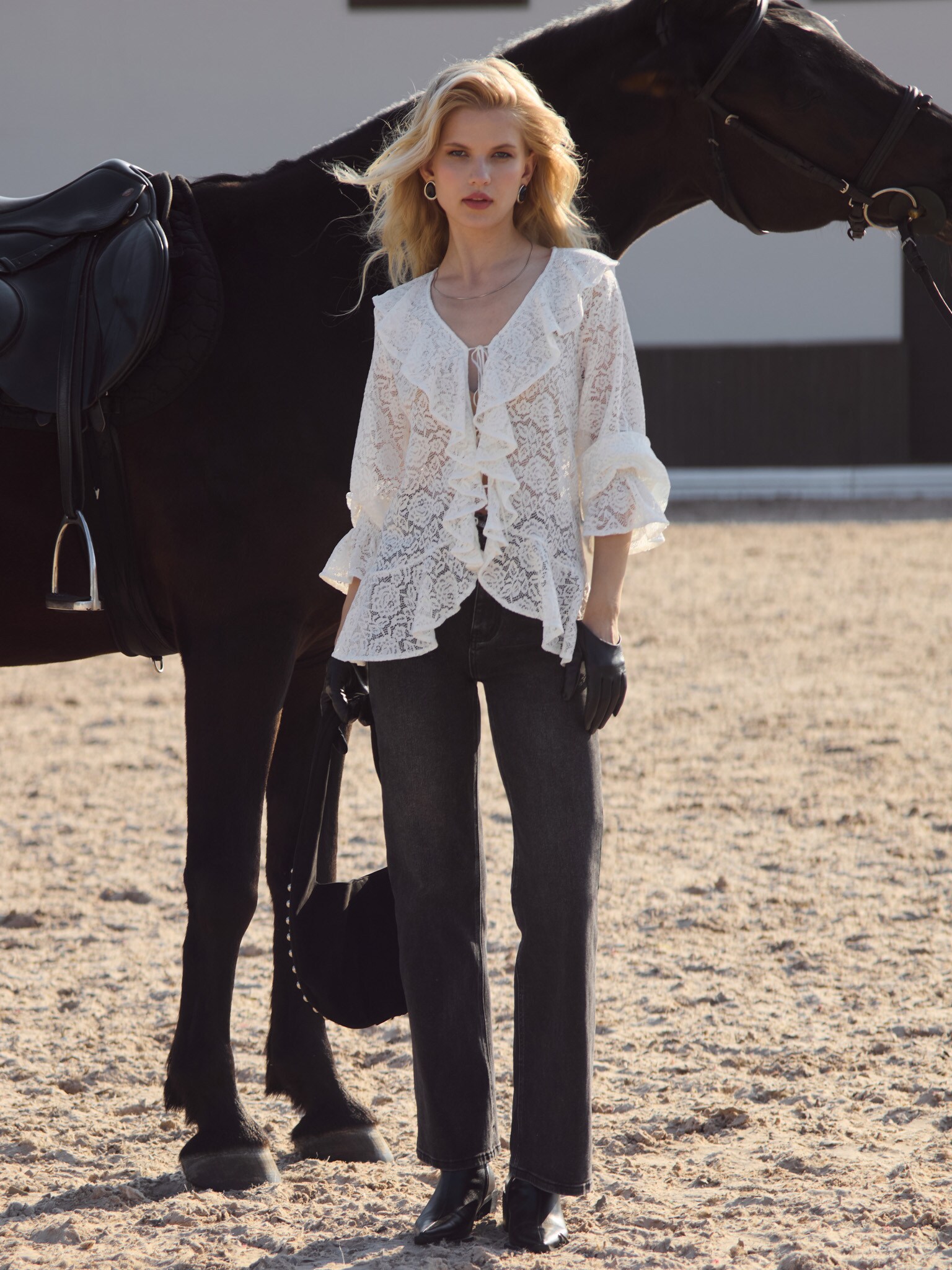 بلوزة مخرمة مع كشكشة ضخمة على الياقة