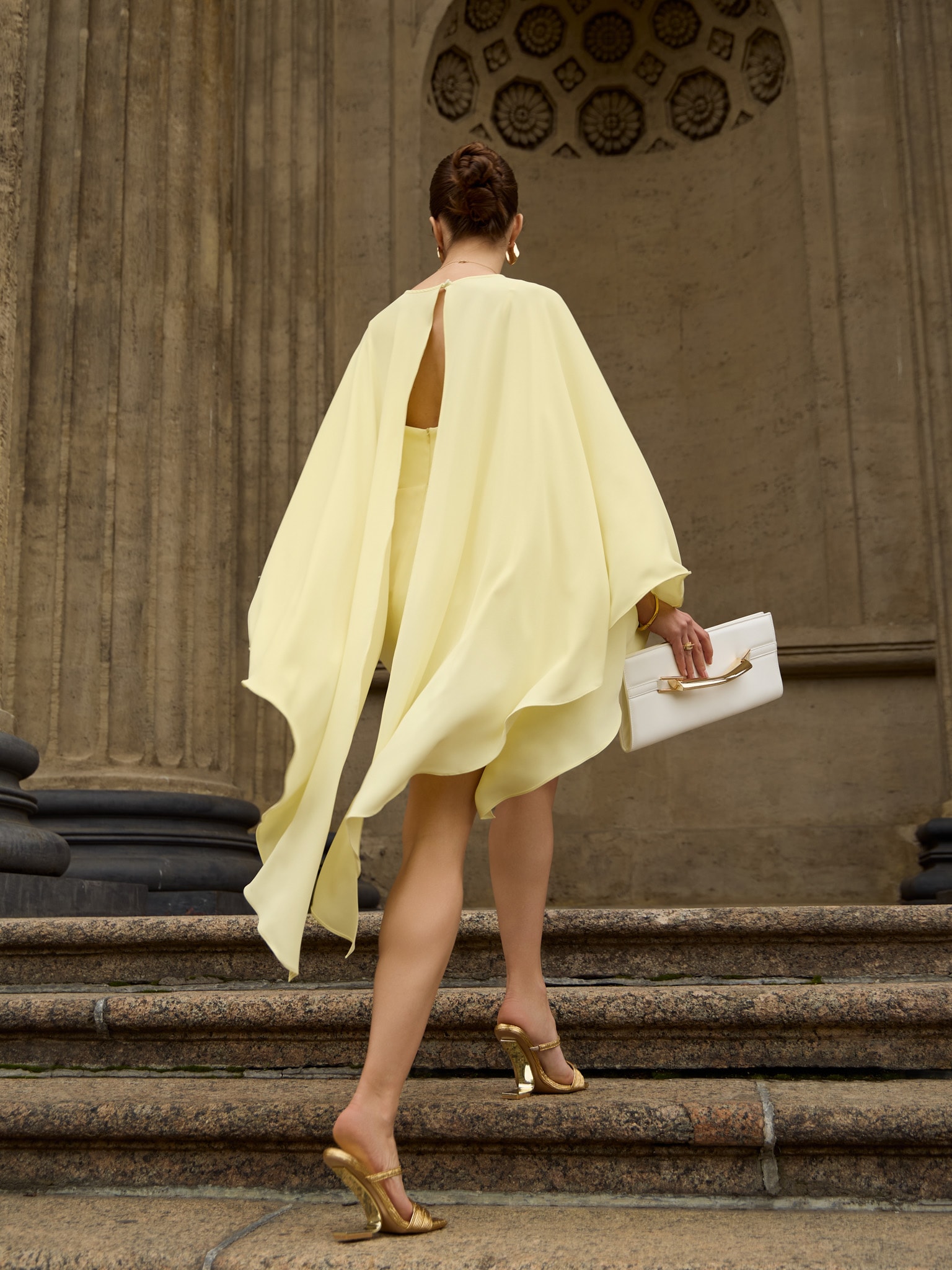 Платье мини со струящимся кейпом