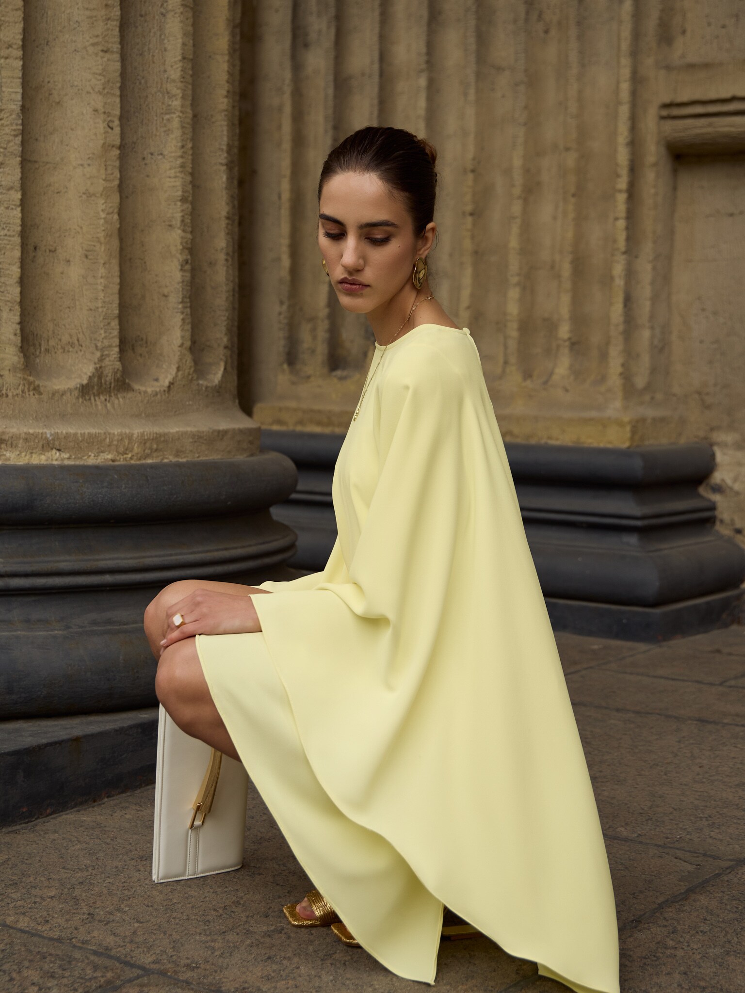 Платье мини со струящимся кейпом