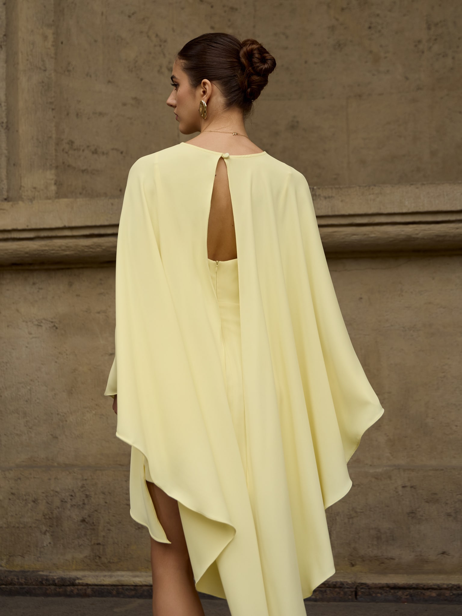 Платье мини со струящимся кейпом