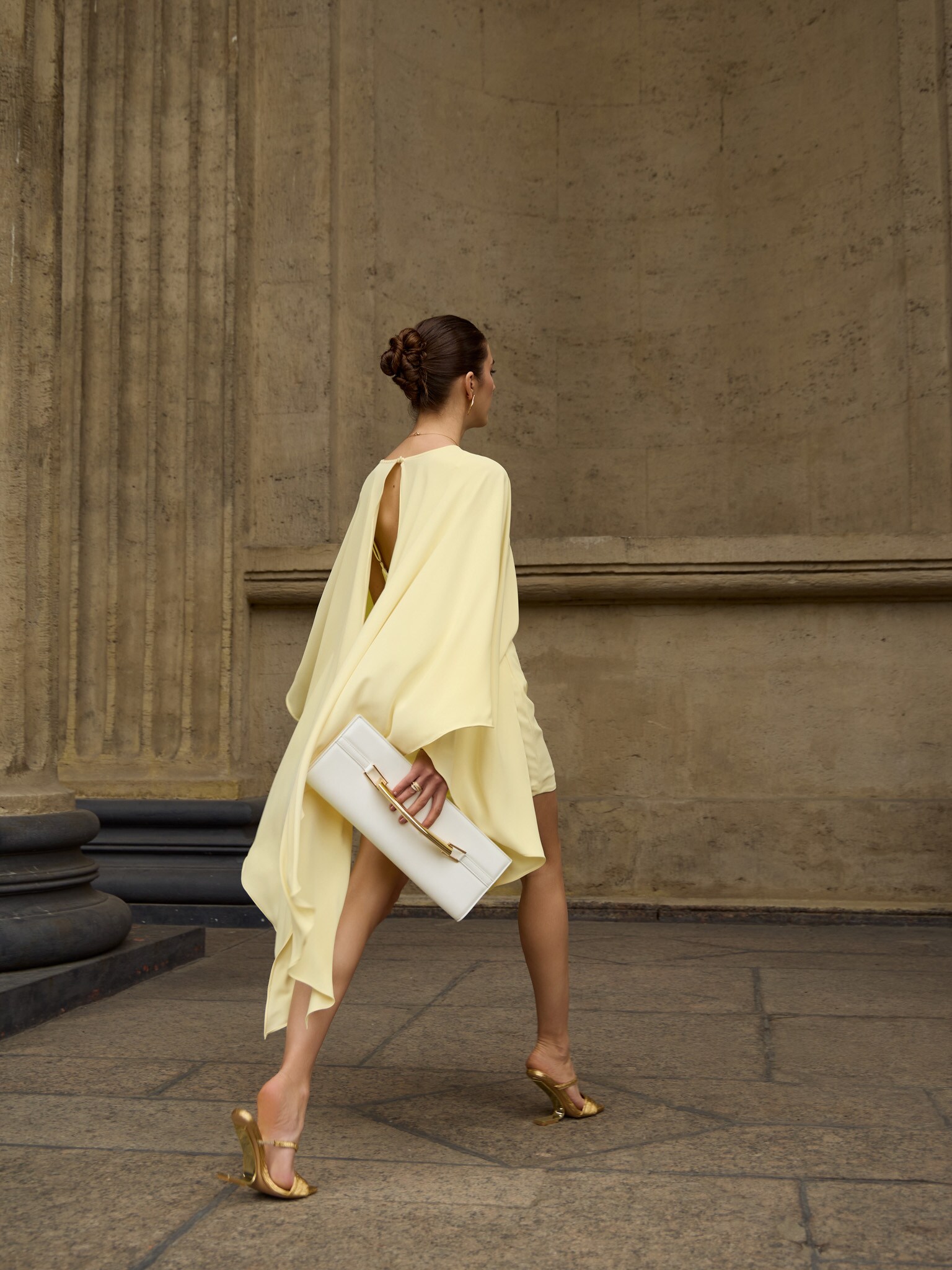 Платье мини со струящимся кейпом