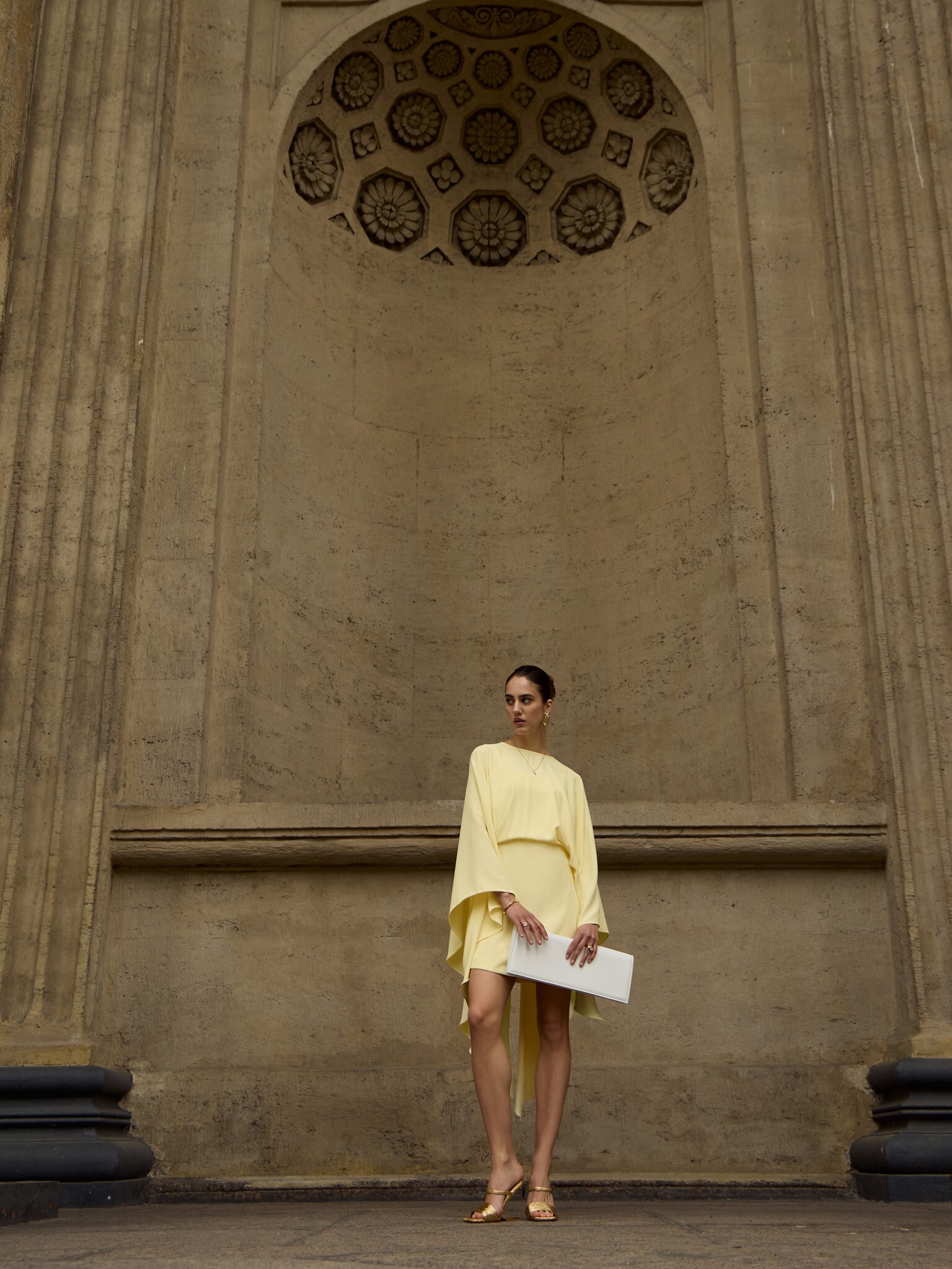 Платье мини со струящимся кейпом