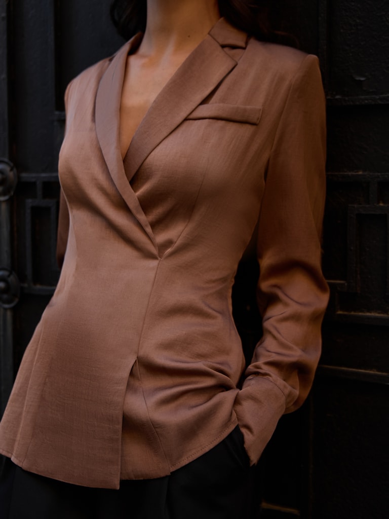 Taillierte Bluse mit Wickeloptik