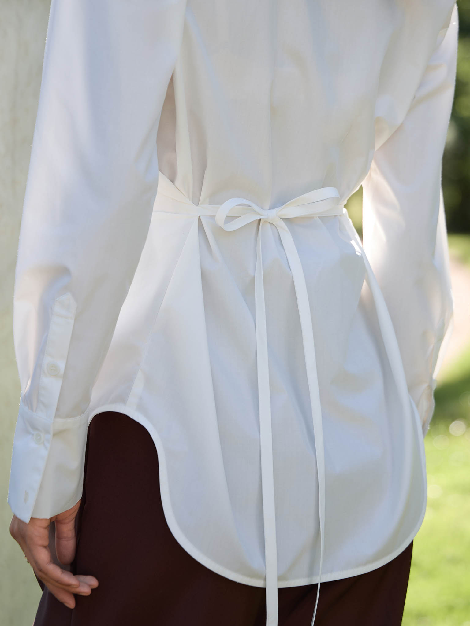 قميص أحادي اللون مع أربطة على الخصر