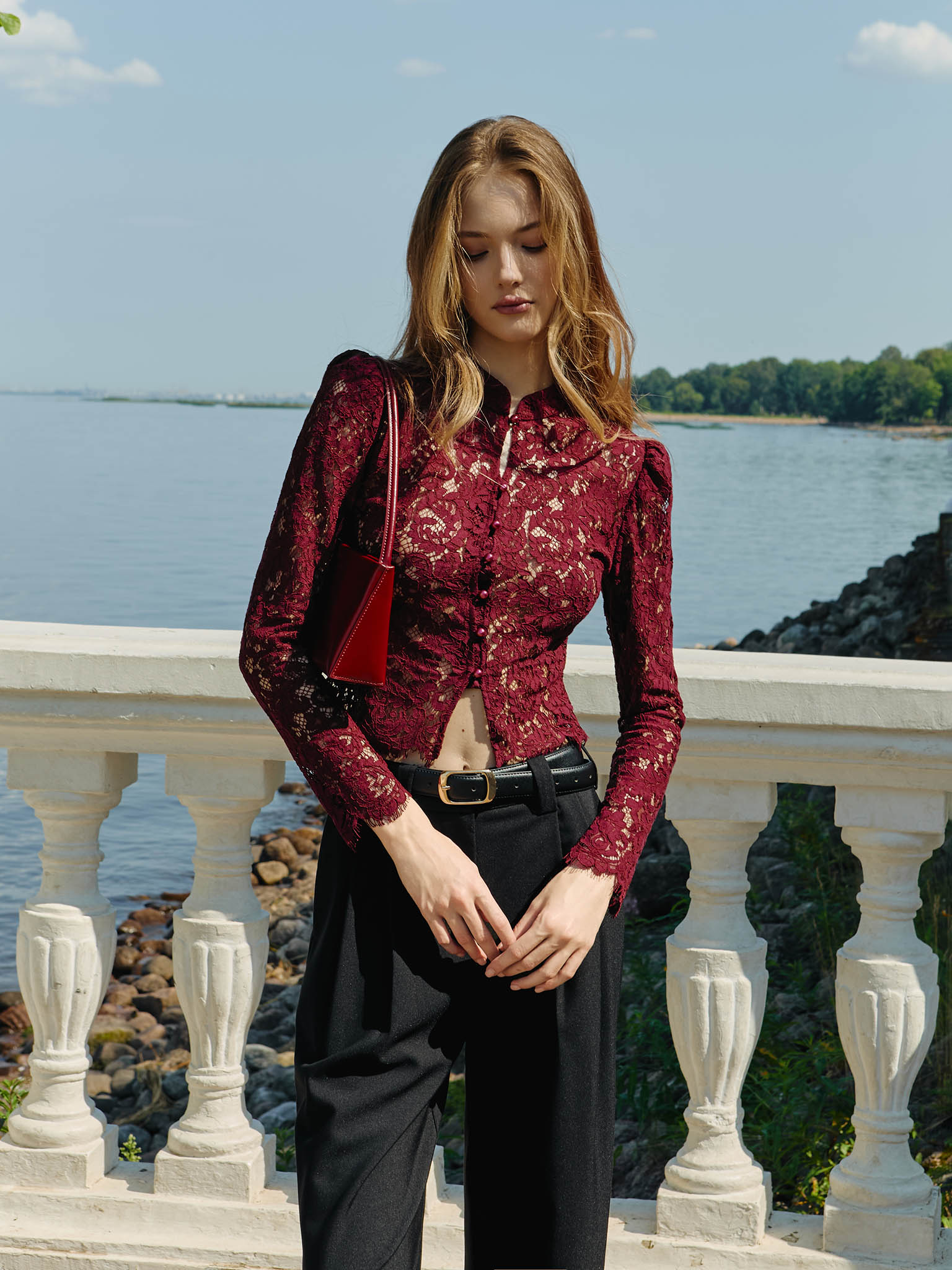 Блуза из гипюра с пуговицами в тон