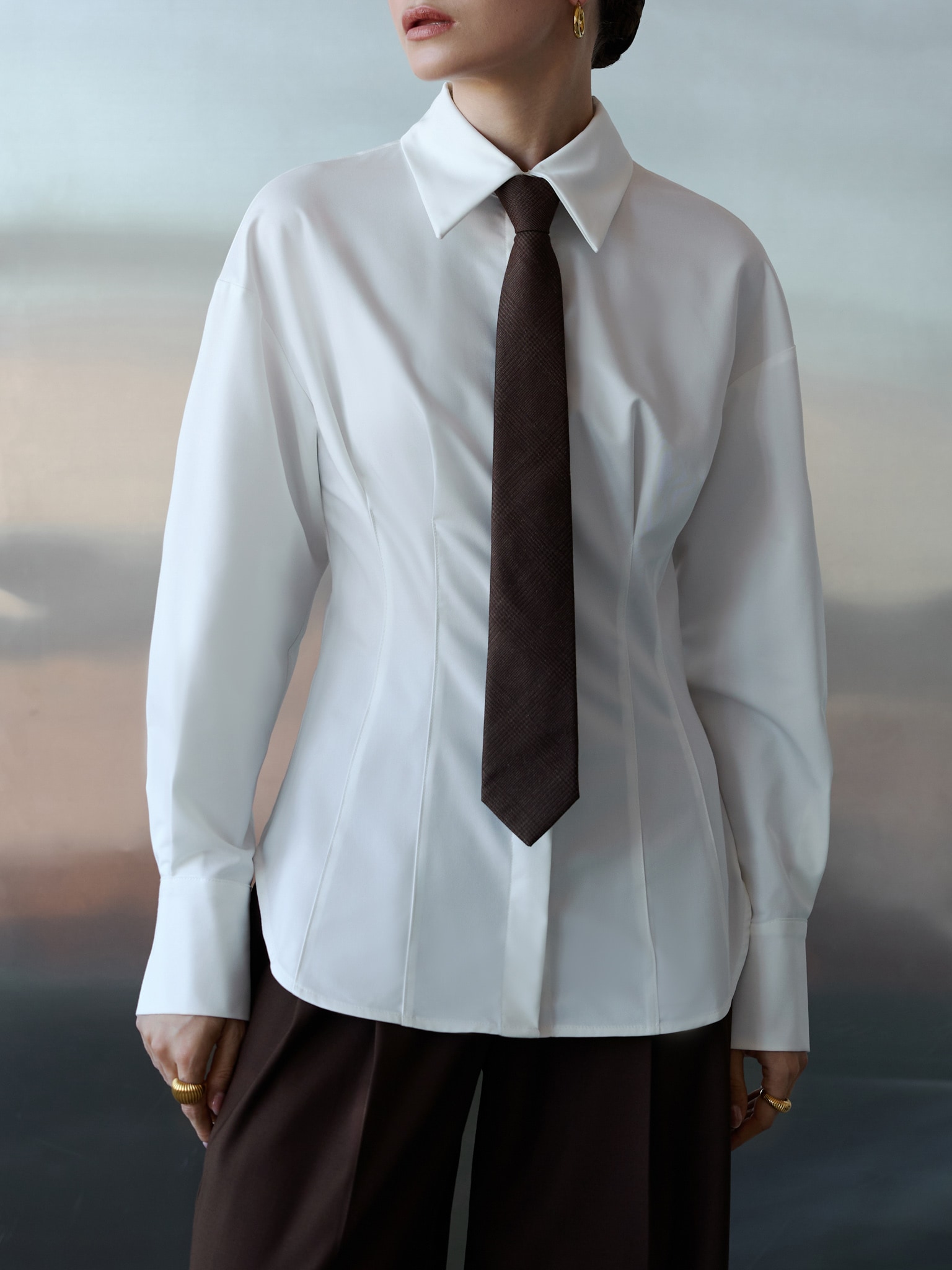 Приталенная рубашка с объемными рукавами