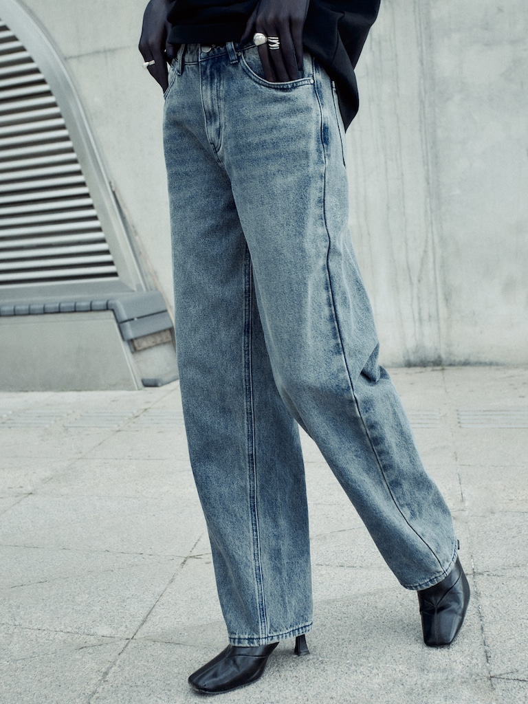 Loose mid-rise jeans