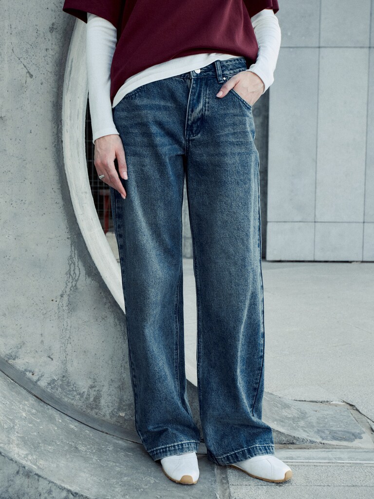 Loose jeans with distressed accent on the thighs