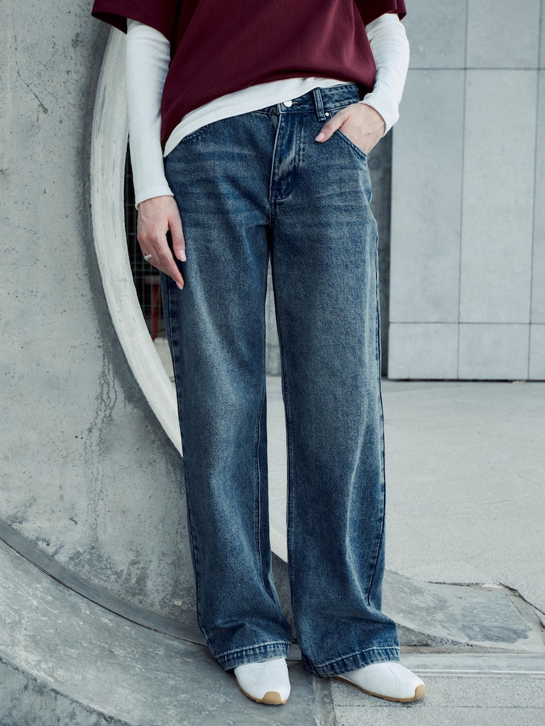 Loose jeans with distressed accent on the thighs