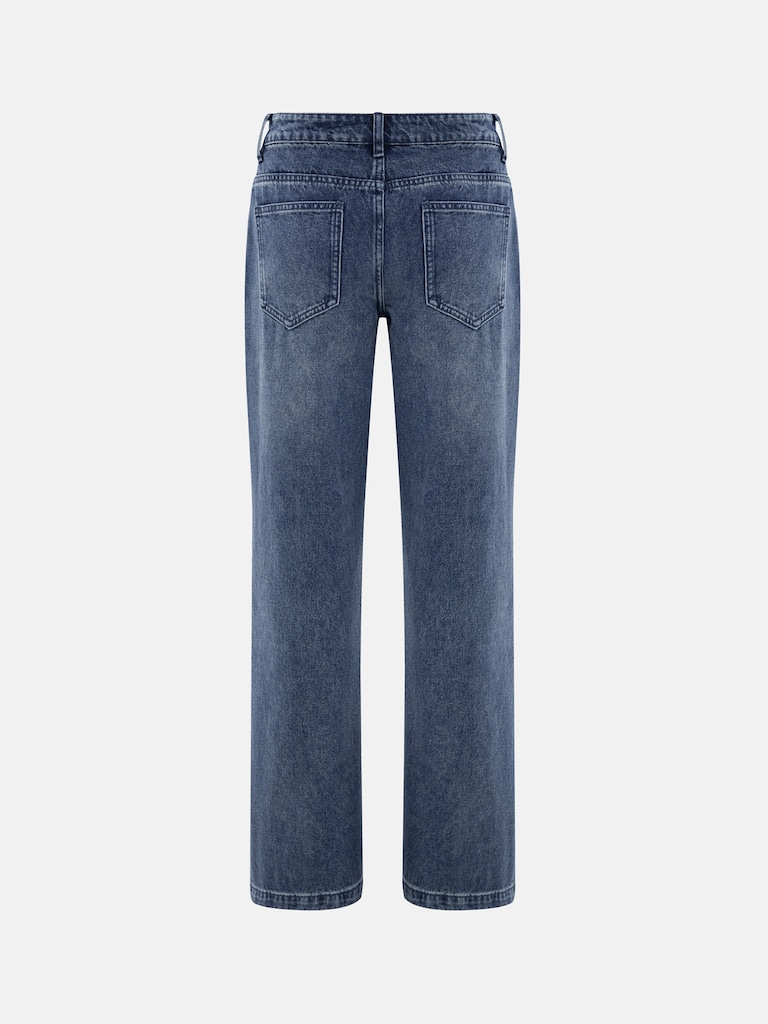 Loose jeans with distressed accent on the thighs