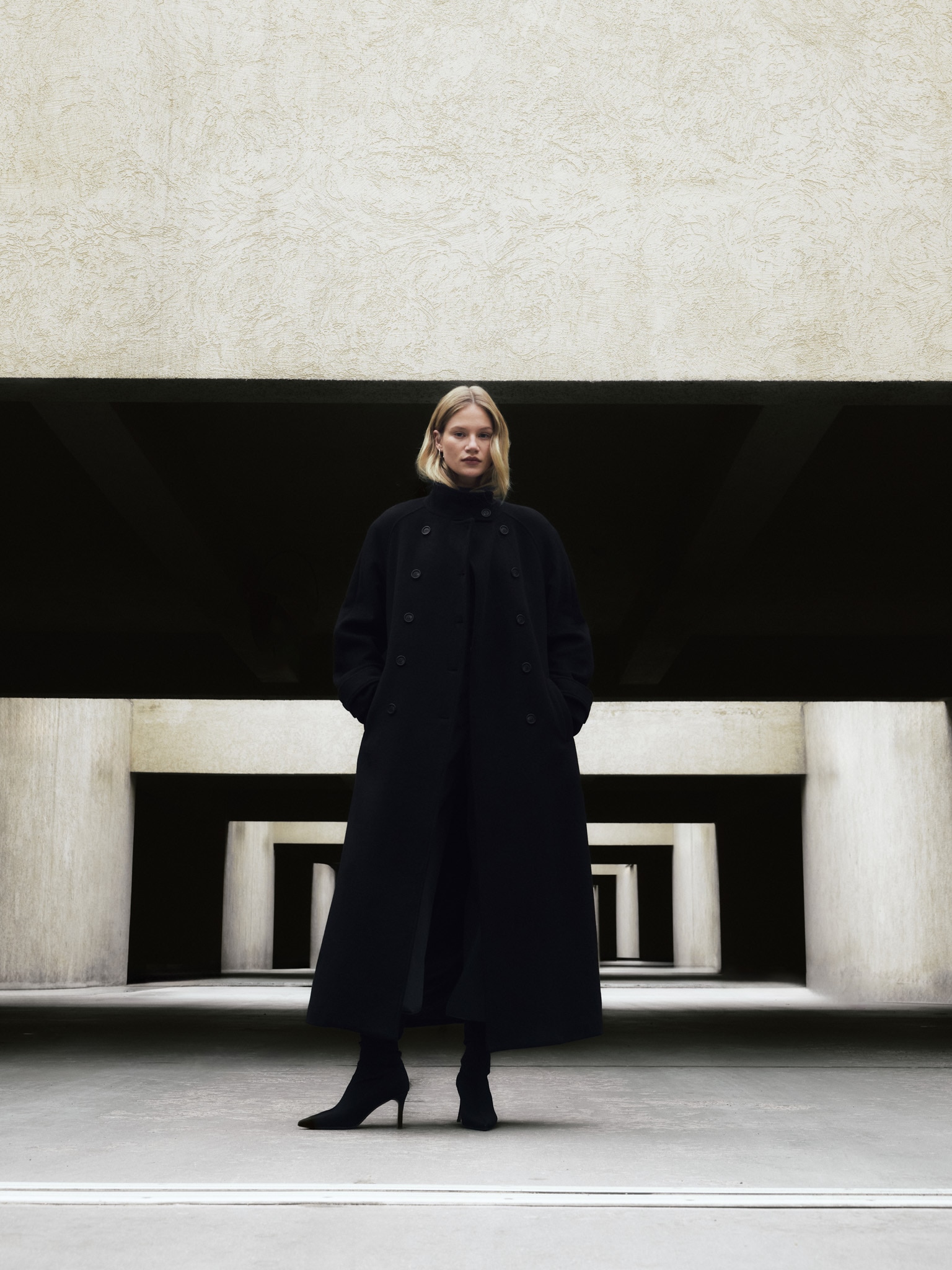 Шерстяное пальто макси двубортного кроя с поясом в тон