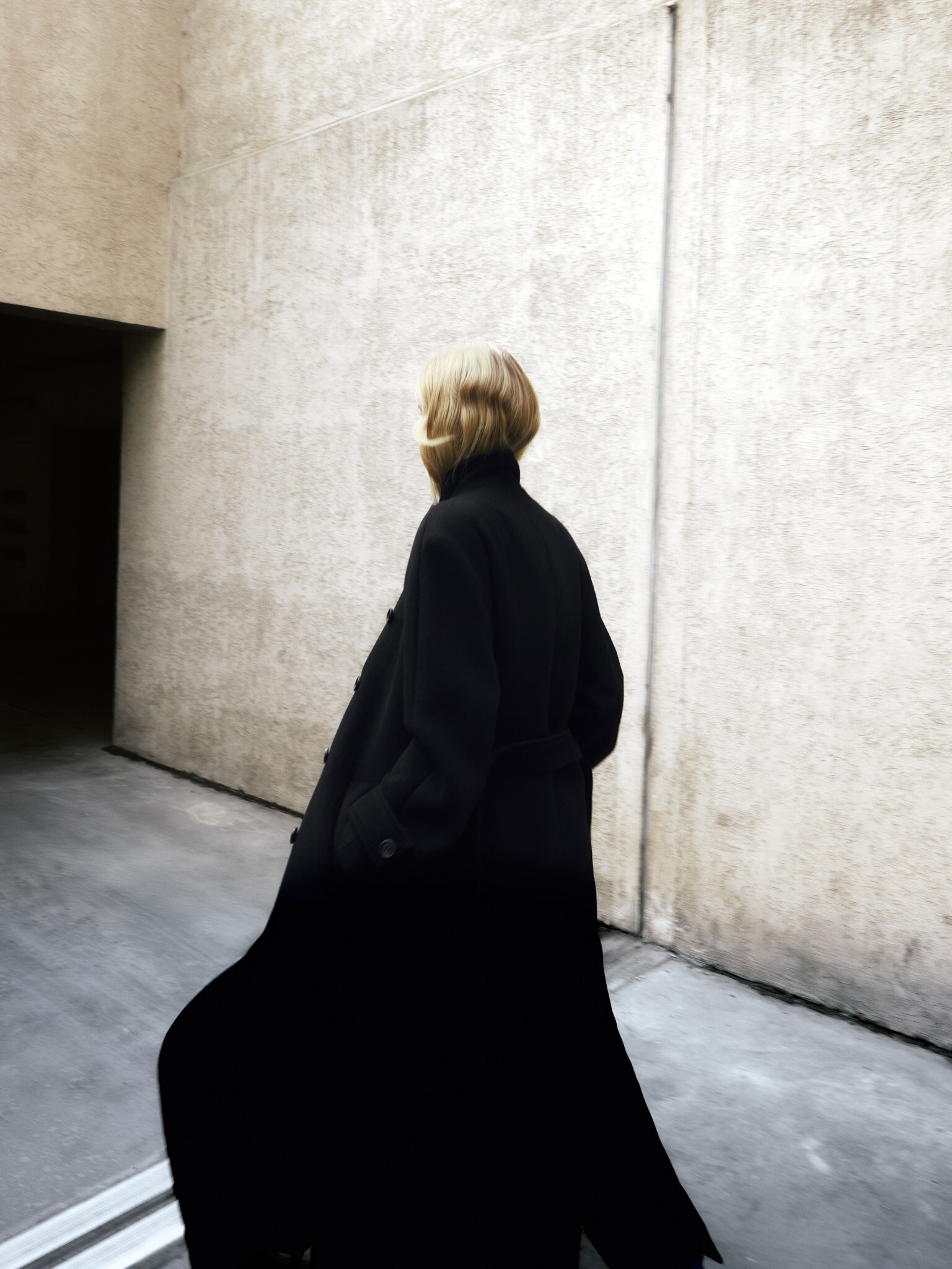 Шерстяное пальто макси двубортного кроя с поясом в тон