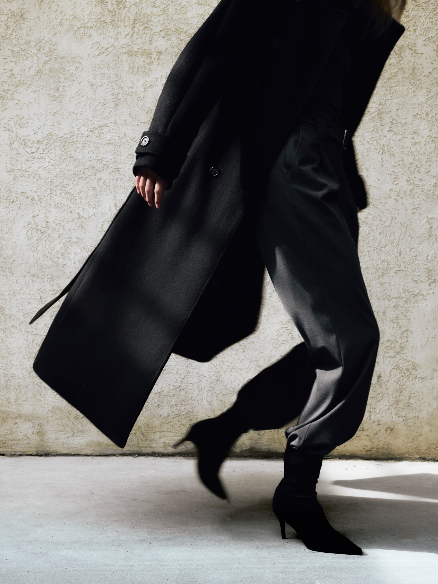 Шерстяное пальто макси двубортного кроя с поясом в тон