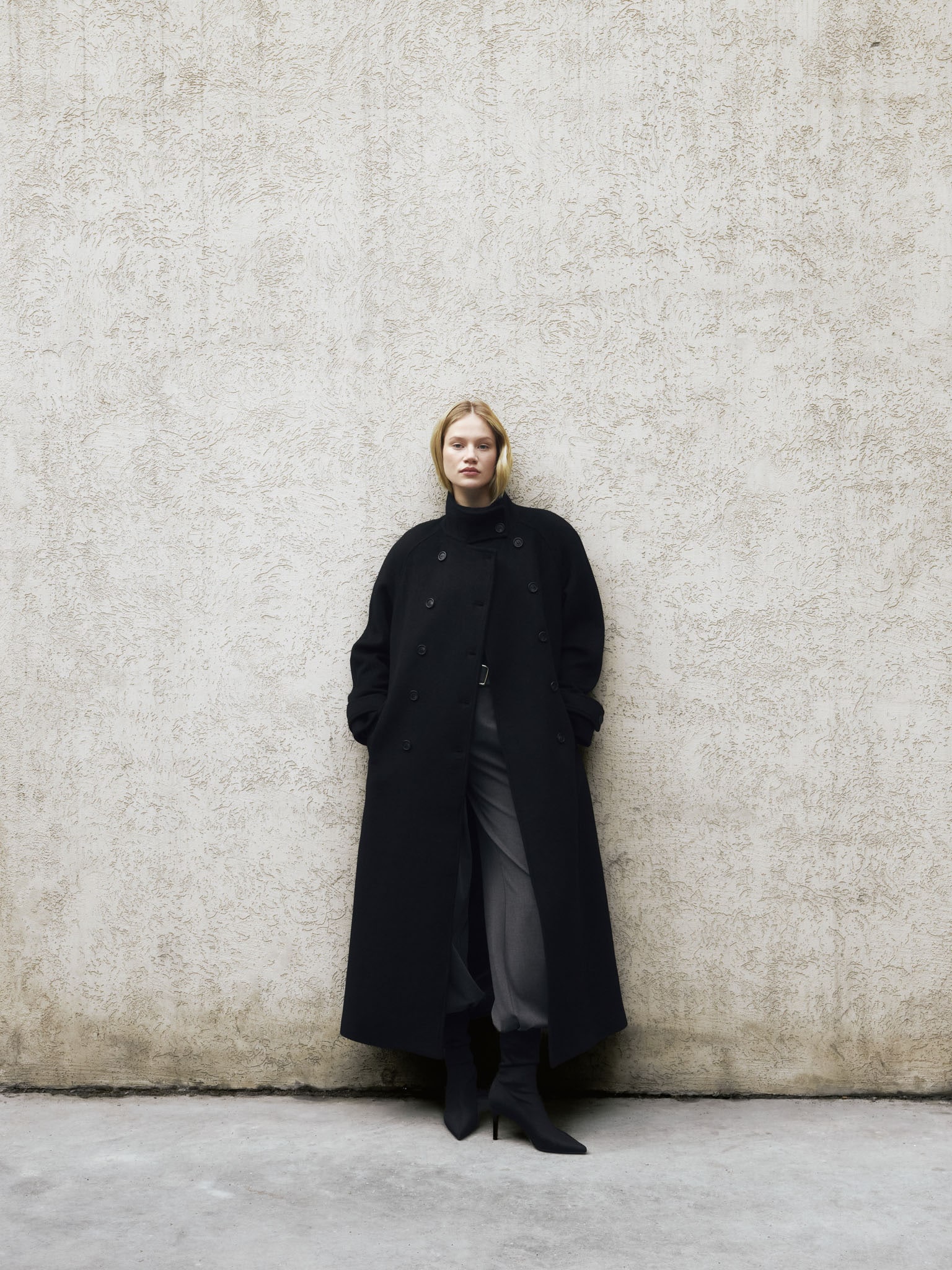 Шерстяное пальто макси двубортного кроя с поясом в тон