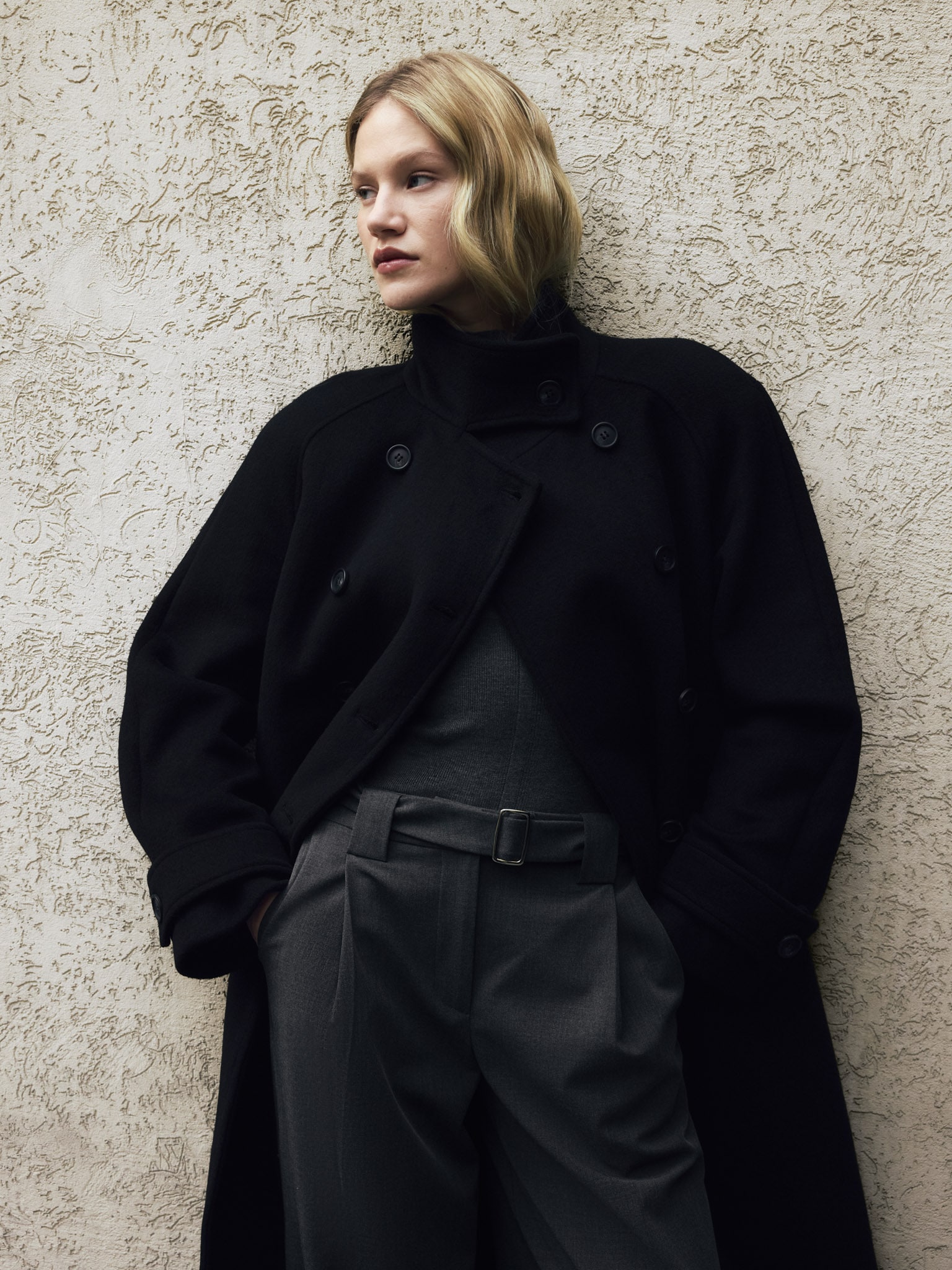 Шерстяное пальто макси двубортного кроя с поясом в тон