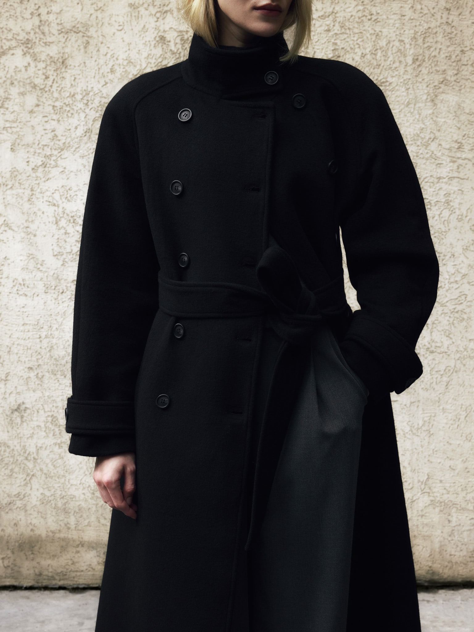 Шерстяное пальто макси двубортного кроя с поясом в тон