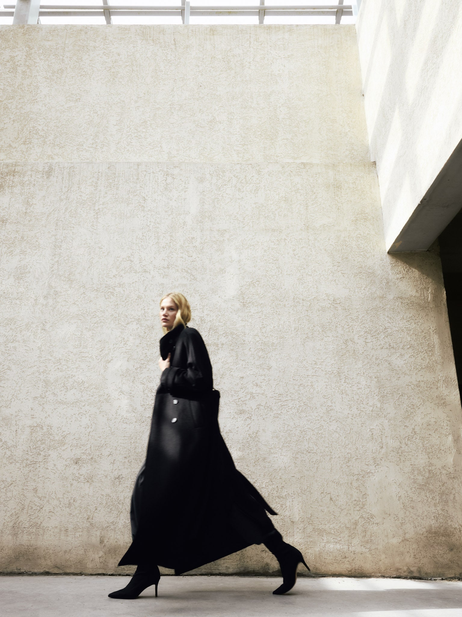 Шерстяное пальто макси двубортного кроя с поясом в тон