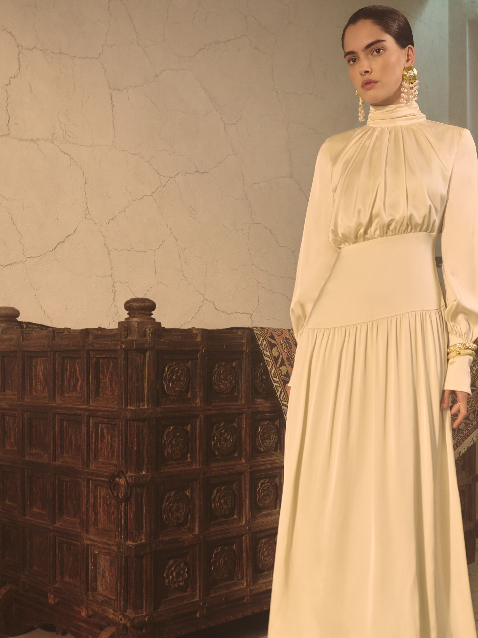 Smooth fitted maxi dress with pleats on the bodice