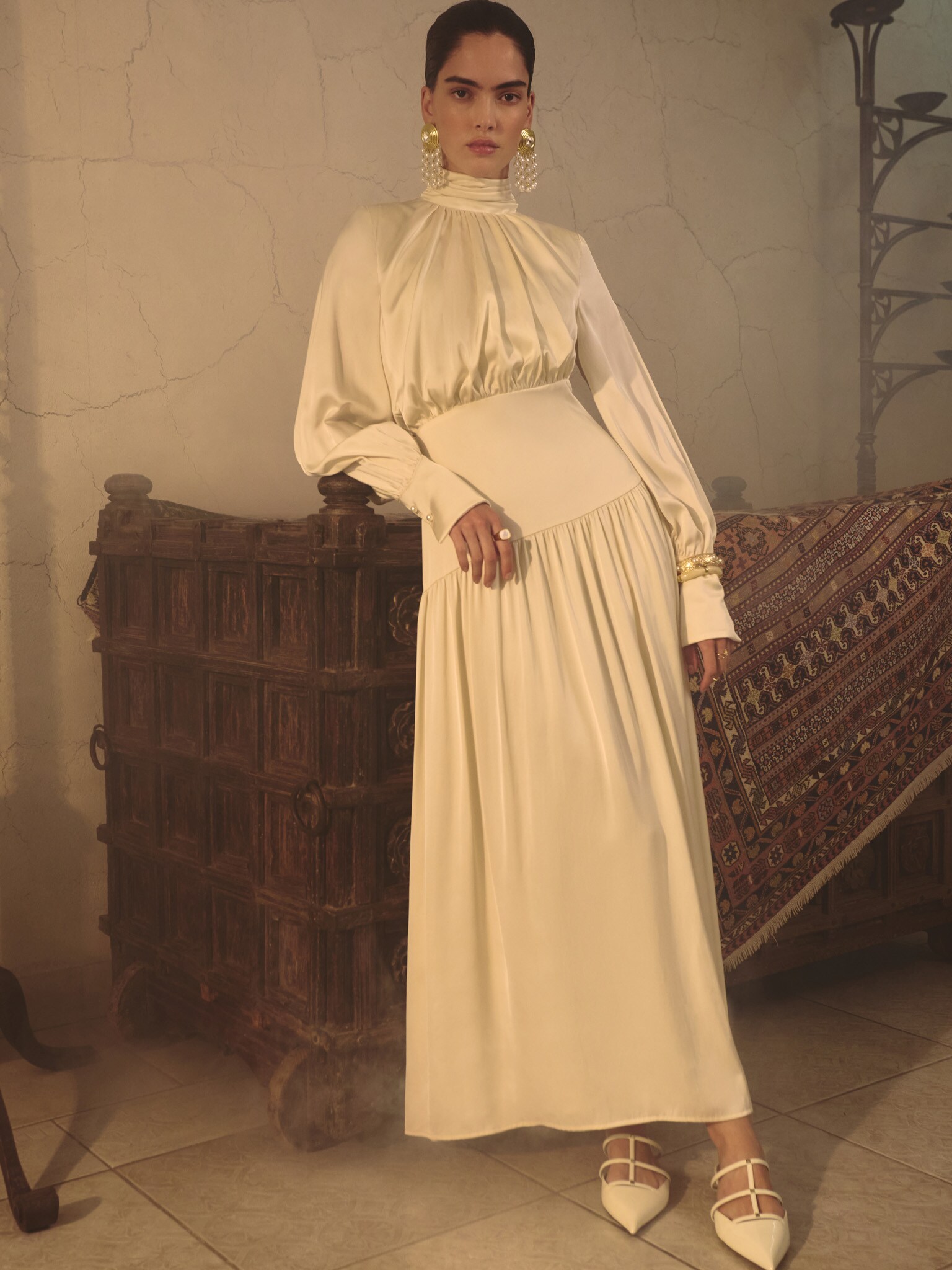 Smooth fitted maxi dress with pleats on the bodice