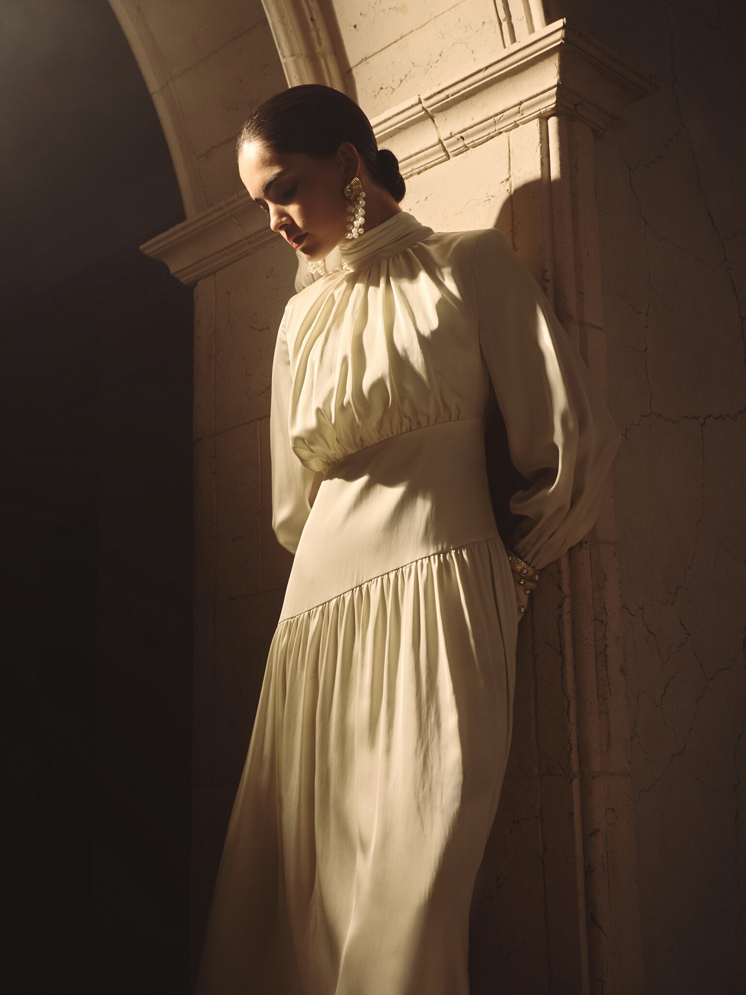 Smooth fitted maxi dress with pleats on the bodice