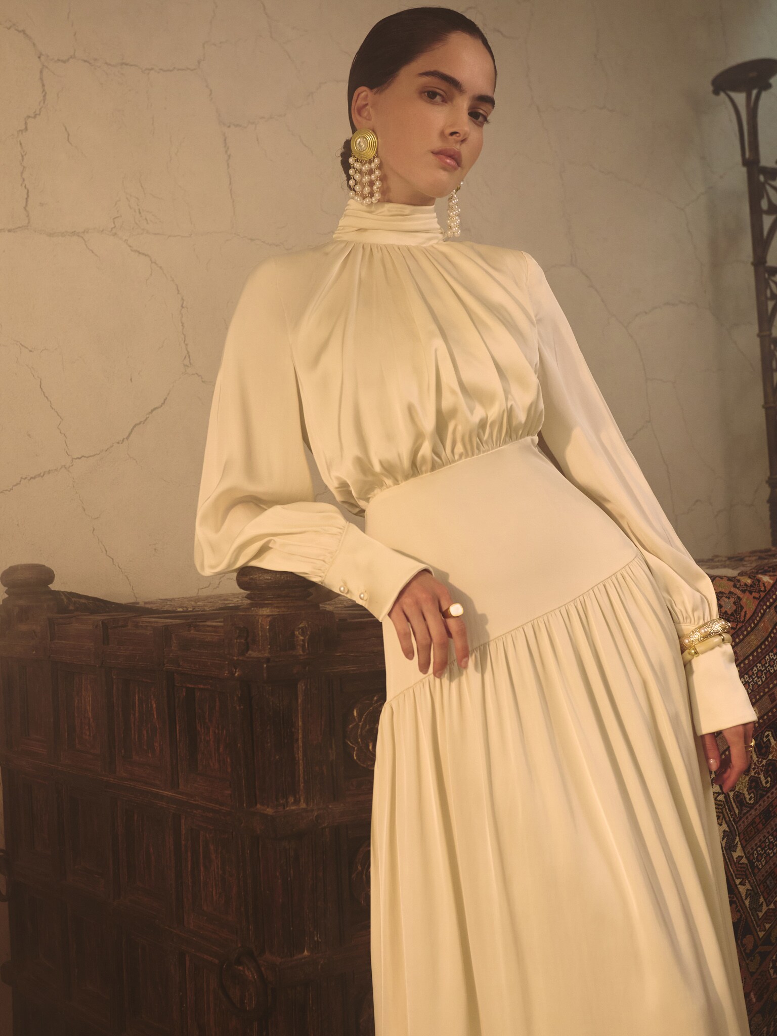 Smooth fitted maxi dress with pleats on the bodice