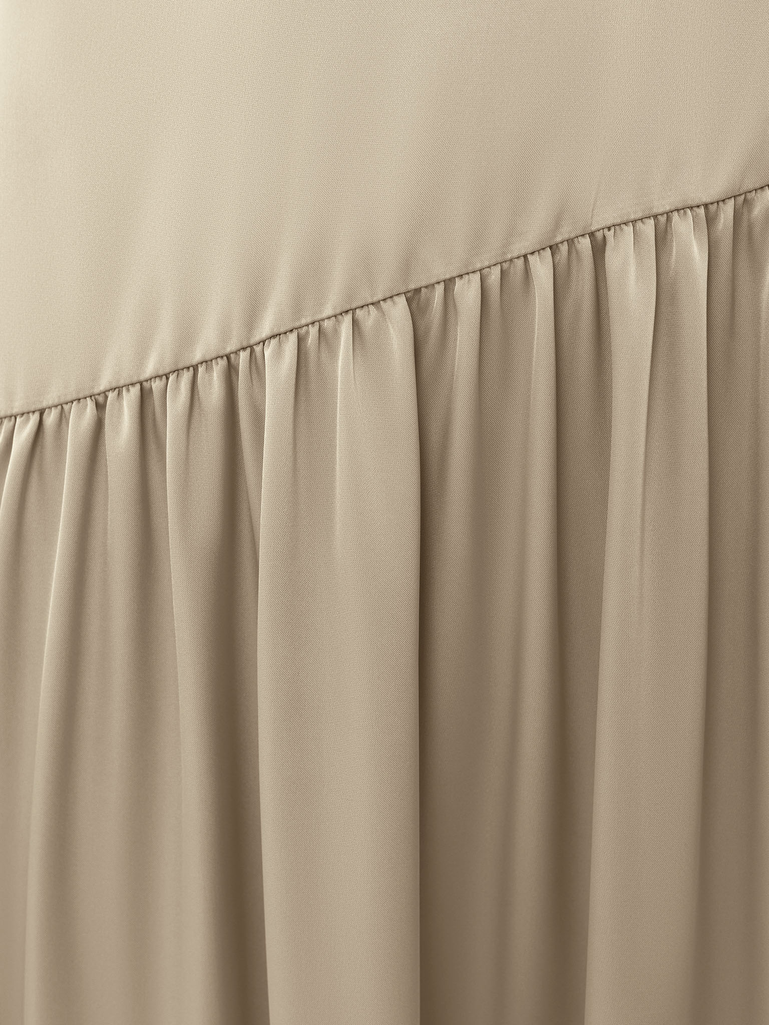 Smooth fitted maxi dress with pleats on the bodice