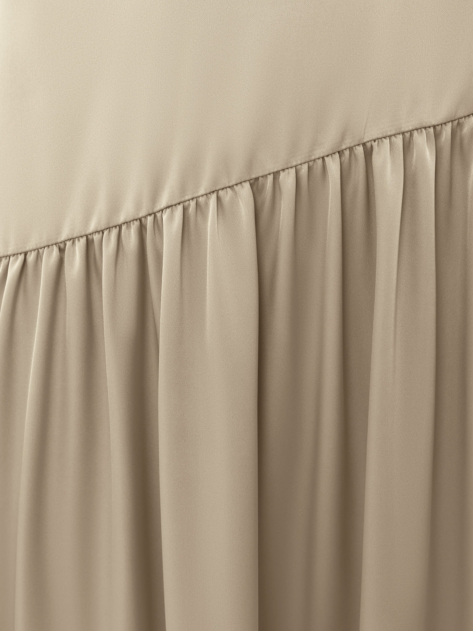 Smooth fitted maxi dress with pleats on the bodice