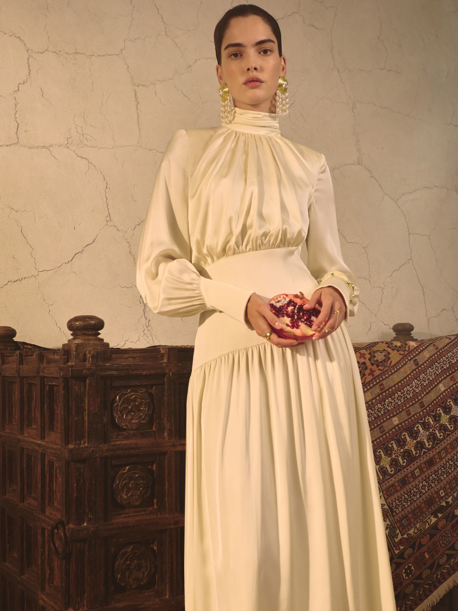 Smooth fitted maxi dress with pleats on the bodice