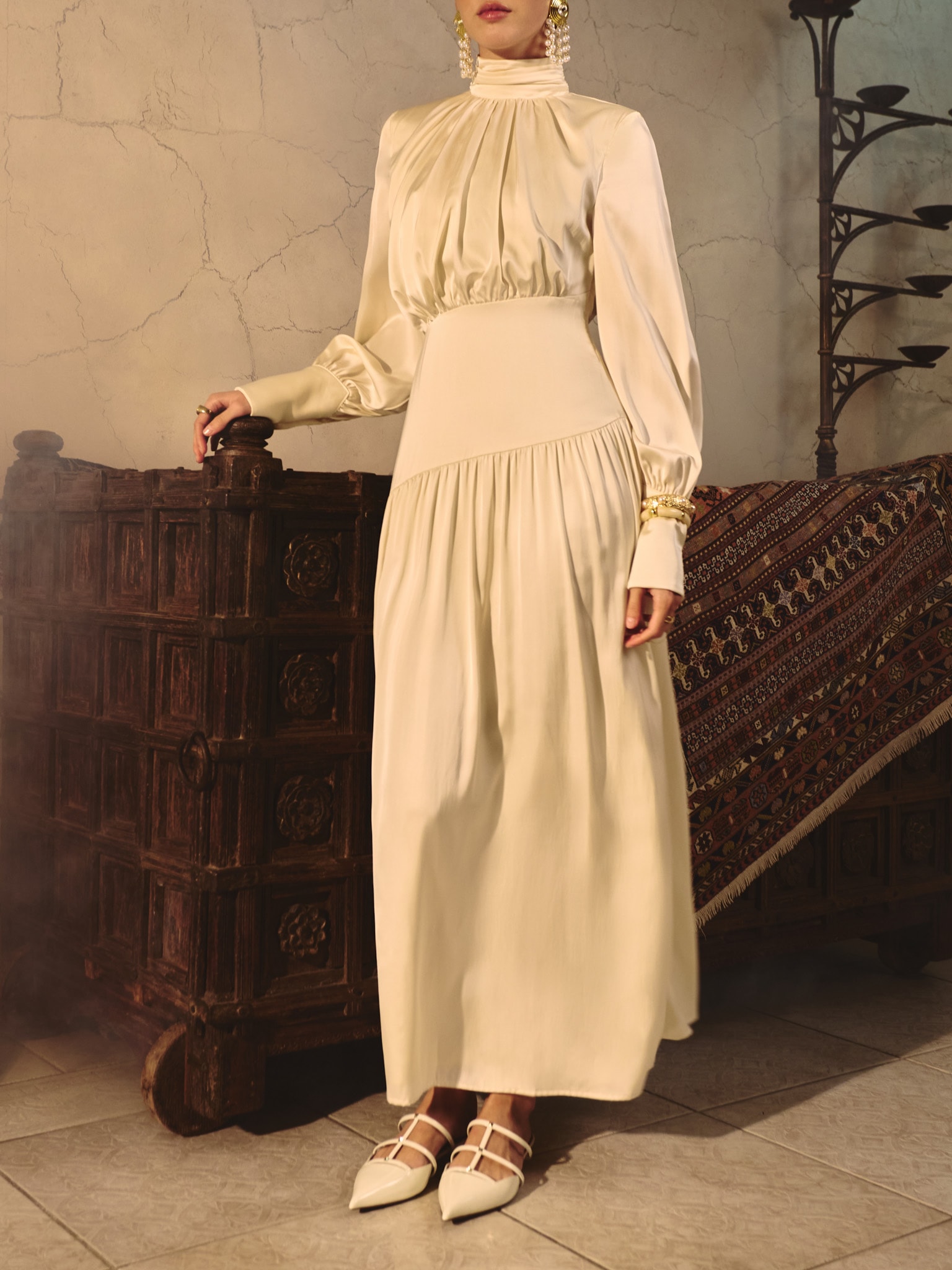 Smooth fitted maxi dress with pleats on the bodice